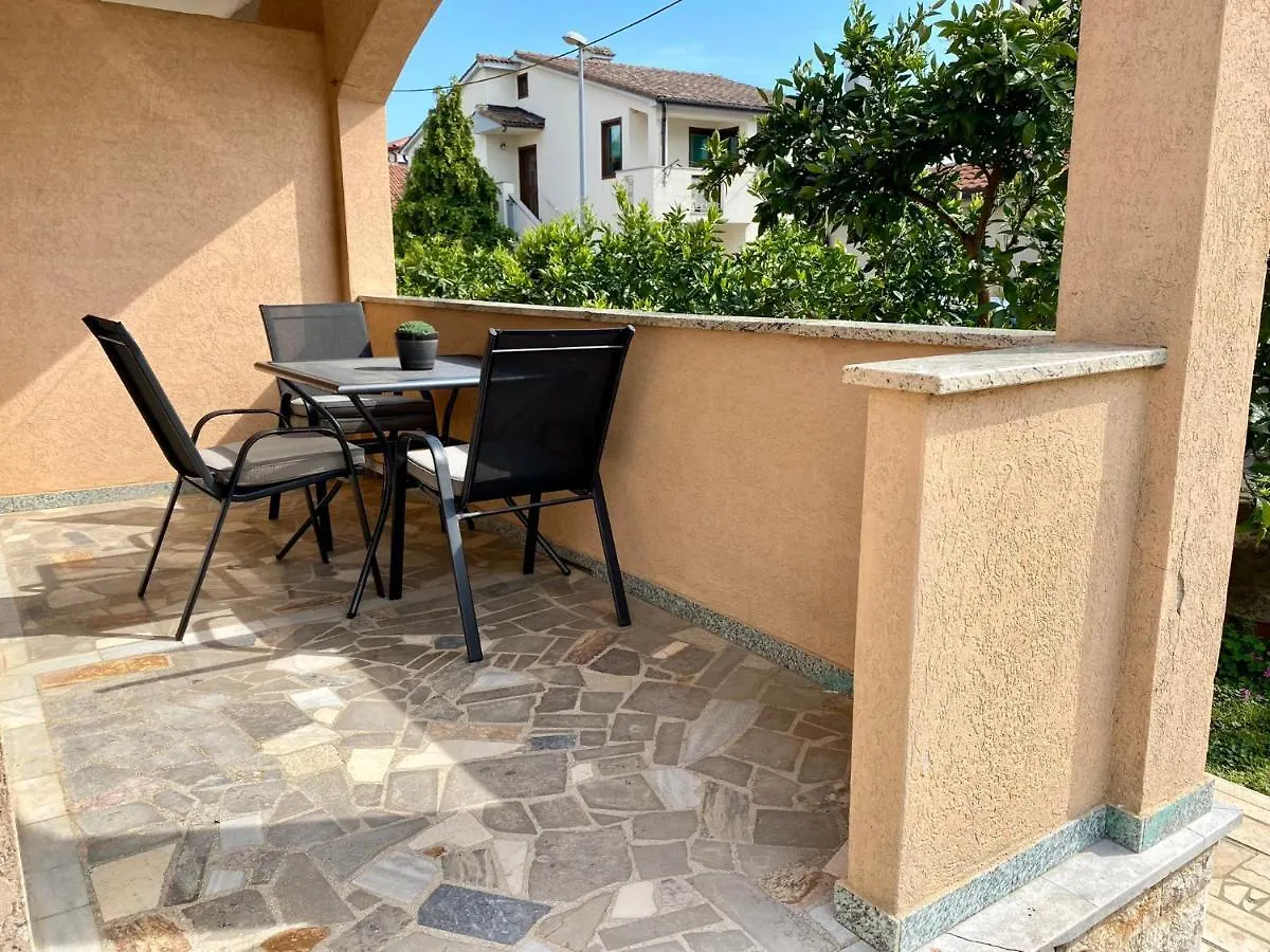 Apartment Mirna Novigrad